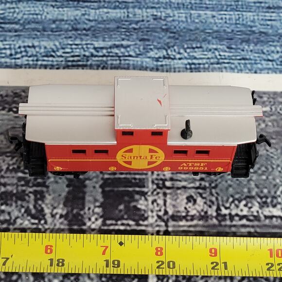 Bachmann H.O scale ATSF Santa Fe caboose train car red/silver - Picture 4 of 8